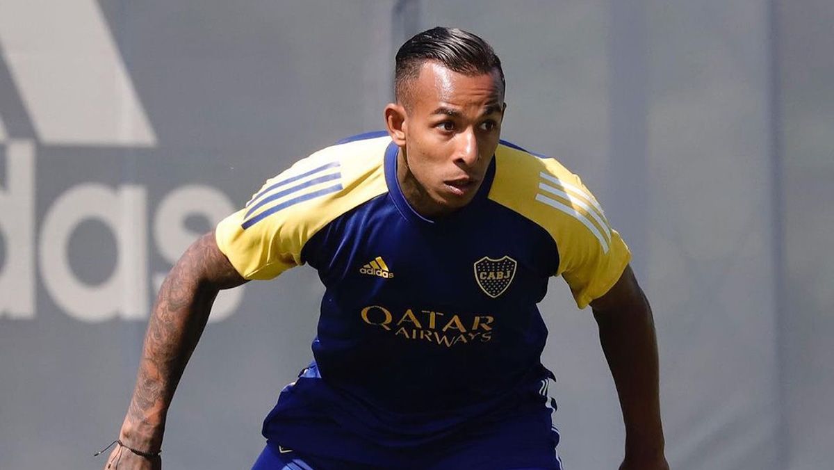 Sebastián Villa regresó a Argentina para ser reincorporado a los entrenamientos de Boca Juniors.
