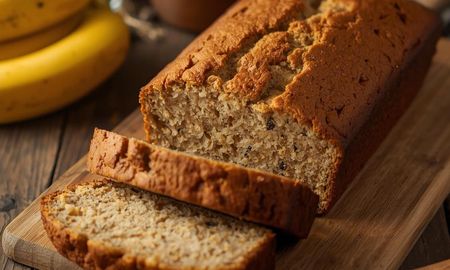 Budín de banana húmedo y esponjoso con ingredientes básicos de la cocina. Budín de banana húmedo y esponjoso con ingredientes básicos de la cocina.
