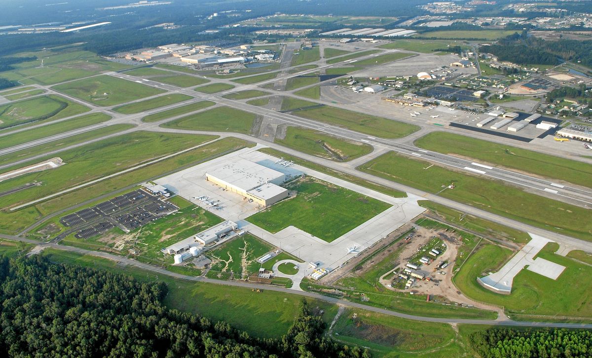 Vista general desde el suroeste del Aeropuerto Internacional de Savannah-Hilton Head, en Georgia, Estados Unidos. El año pasado, gestionó en su conjunto 116.420 operaciones aéreas, con el tránsito de 3,5 millones de pasajeros y, también, el traslado de más de 6400 toneladas de carga, tanto con aerolíneas tradicionales, como low cost y regionales. Vista general desde el suroeste del Aeropuerto Internacional de Savannah-Hilton Head, en Georgia, Estados Unidos. El año pasado, gestionó en su conjunto 116.420 operaciones aéreas, con el tránsito de 3,5 millones de pasajeros y, también, el traslado de más de 6400 toneladas de carga, tanto con aerolíneas tradicionales, como low cost y regionales.