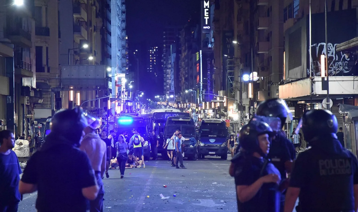 Tras los festejos de los hinchas argentinos, ocurrieron distintos incidentes en distintos puntos de la ciudad.