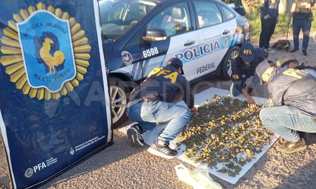 Policías de la PFA durante el sucuestro en la ruta nacional 168. Policías de la PFA durante el sucuestro en la ruta nacional 168.