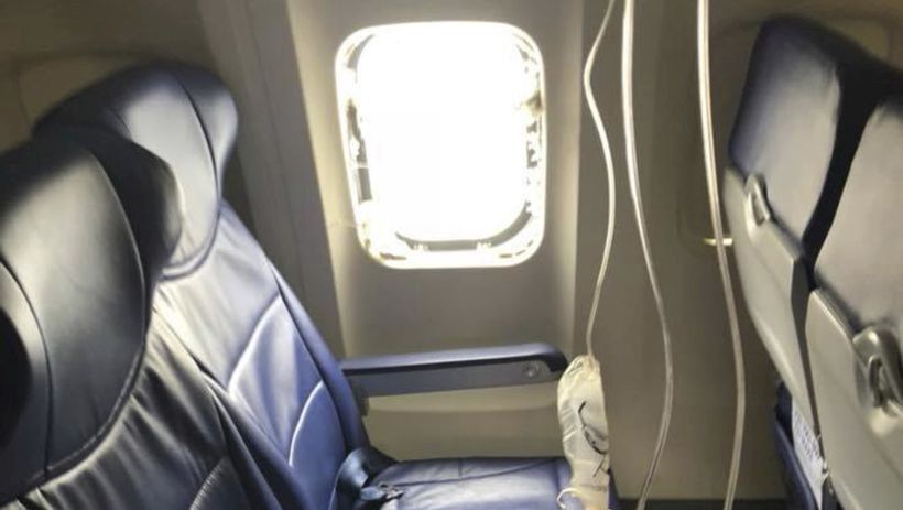 Viajaron sentados en el suelo de un avión porque sus asientos no existían