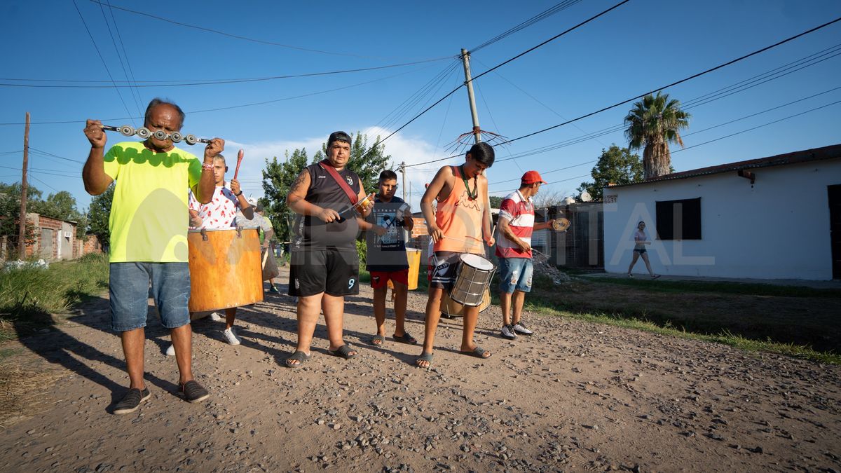 Herederos del Sol cuenta con 60 integrantes, la batucada está conformada por 24 personas y el resto son bailarines y bailarinas.