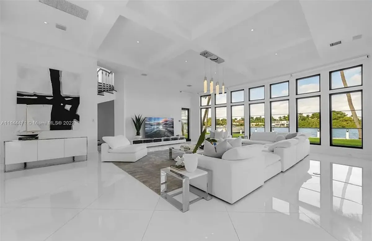 La mansión del Kun Agüero en Florida cuenta con amplios ambientes en puro mármol blanco.