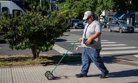 Personal especializado de Litoral Gas recorre las veredas de Santa Fe para detectar fugas en la red de media presión y garantizar la seguridad del servicio. Personal especializado de Litoral Gas recorre las veredas de Santa Fe para detectar fugas en la red de media presión y garantizar la seguridad del servicio.