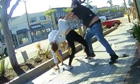 Una mujer le arrojó café hirviendo en la cara a un hombre que se negaba a usar mascarilla para prevenir el coronavirus Una mujer le arrojó café hirviendo en la cara a un hombre que se negaba a usar mascarilla para prevenir el coronavirus