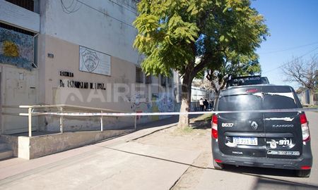 Los peritos colocaron una faja de seguridad para custodiar el lugar donde fue hallado el cuerpo. Los peritos colocaron una faja de seguridad para custodiar el lugar donde fue hallado el cuerpo.