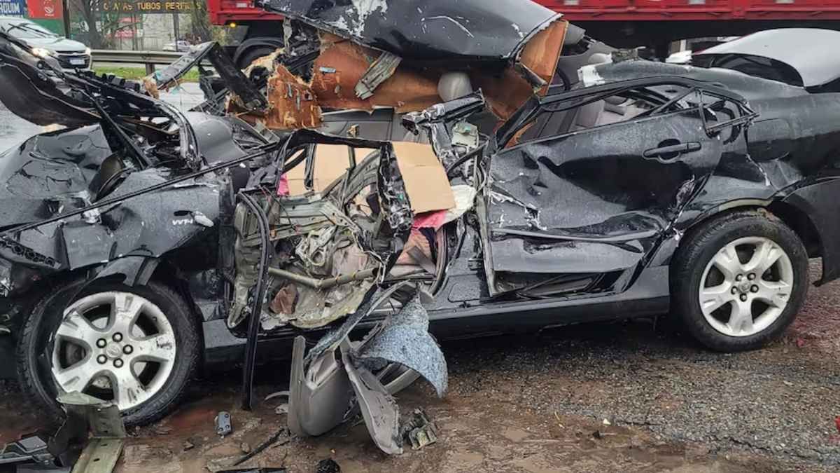 El fuerte choque dejó el auto reducido a hierros retorcidos y generó demoras en la circulación.