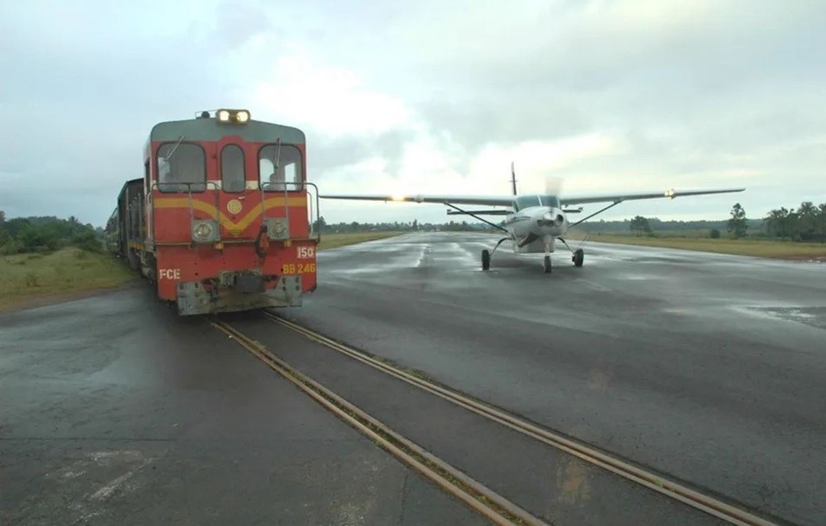 Para las autoridades aeroportuarias es una tarea muy compleja gestionar el aterrizaje y despegue de las aeronaves en una pista que es atravesada por una línea ferroviaria operativa. En la foto, un Cessna 208 Caravan aguarda el paso de una formación de carga. Para las autoridades aeroportuarias es una tarea muy compleja gestionar el aterrizaje y despegue de las aeronaves en una pista que es atravesada por una línea ferroviaria operativa. En la foto, un Cessna 208 Caravan aguarda el paso de una formación de carga.