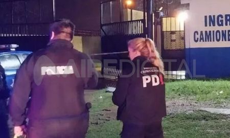 Arrojaron bombas molotov contra el frigorífico de Coto de Rosario y dejaron un mensaje intimidatorio. Arrojaron bombas molotov contra el frigorífico de Coto de Rosario y dejaron un mensaje intimidatorio.