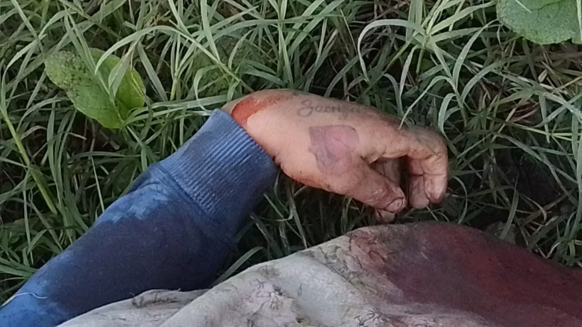 El tatuaje que tenía en su mano el joven que apareció muerto en Florencio Varela.