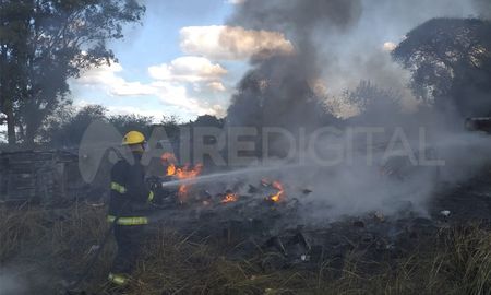Trabajaron en el lugar dotaciones de bomberos de Las Flores y Recreo. Trabajaron en el lugar dotaciones de bomberos de Las Flores y Recreo.