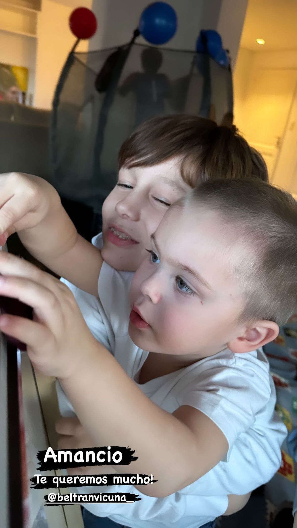 Pampita sorprendió a Amancio Vicuña con un dulce mensaje. Pampita sorprendió a Amancio Vicuña con un dulce mensaje.