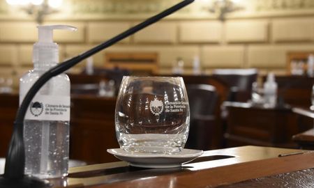 Los senadores santafesinos sesionarán este jueves de manera presencial y respetando el distanciamientos social, según informaron. Los senadores santafesinos sesionarán este jueves de manera presencial y respetando el distanciamientos social, según informaron.