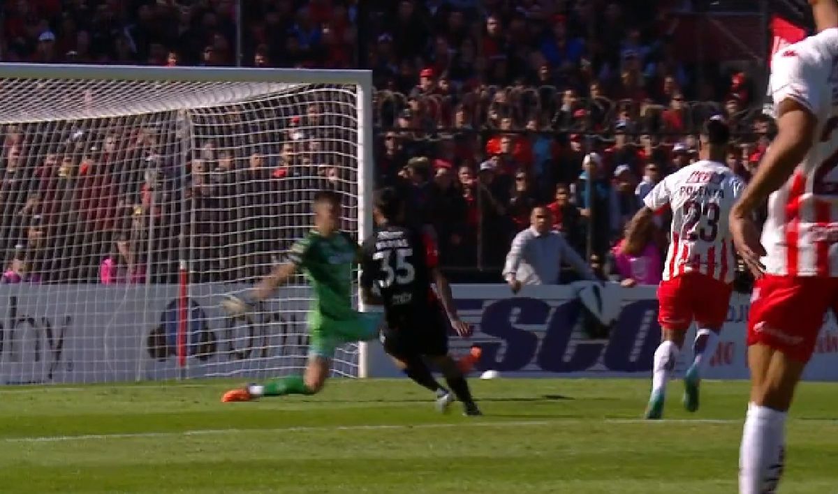 Video: Santiago Mele le detuvo un mano a mano al jugador Facundo Farías