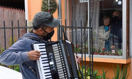 toca el acordeon frente a la ventana de sus padres para que no se depriman en cuarentena toca el acordeon frente a la ventana de sus padres para que no se depriman en cuarentena