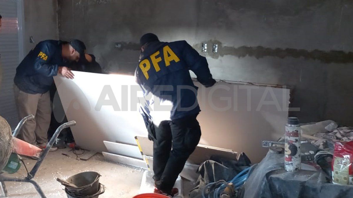 Los investigadores de la PFA inspeccionaron la casa en donde la víctima permaneció cautiva.&nbsp;