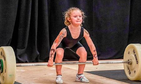La niña de 7 años más fuerte del mundo, levanta 80 kilos La niña de 7 años más fuerte del mundo, levanta 80 kilos