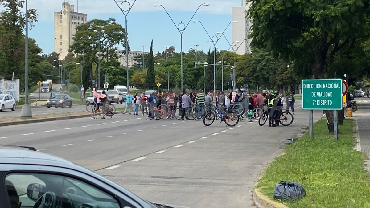 La manifestación se realiza frente a la sede de Desarrollo Social de la Nación.