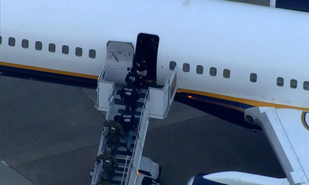 Agentes del orden público suben al avión que transporta al presidente venezolano Nicolás Maduro Agentes del orden público suben al avión que transporta al presidente venezolano Nicolás Maduro