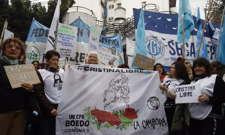 La Cámpora junto a otras organizaciones políticas y sociales realizaron actividades en la puerta del domicilio de Cristina Kirchner, al cumplirse un año de la condena. La Cámpora junto a otras organizaciones políticas y sociales realizaron actividades en la puerta del domicilio de Cristina Kirchner, al cumplirse un año de la condena.