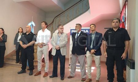 El gobierno provincial, a través del jefe de Policía de la provincia, Miguel Oliva, puso en funciones este martes al nuevo jefe de la Unidad Regional I, Carlos Gaido. El gobierno provincial, a través del jefe de Policía de la provincia, Miguel Oliva, puso en funciones este martes al nuevo jefe de la Unidad Regional I, Carlos Gaido.