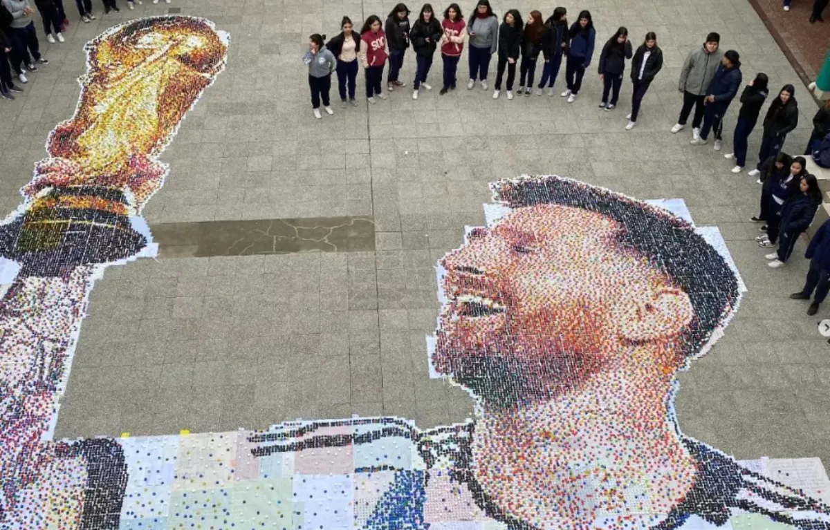 Estudiantes de un colegio secundario hicieron un mural de Lionel Messi con tapitas.