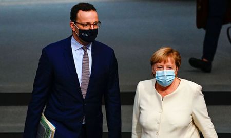 El ministro de Salud de Alemania, Jens Spahn junto a la canciller Ángela Merkel. El ministro de Salud de Alemania, Jens Spahn junto a la canciller Ángela Merkel.