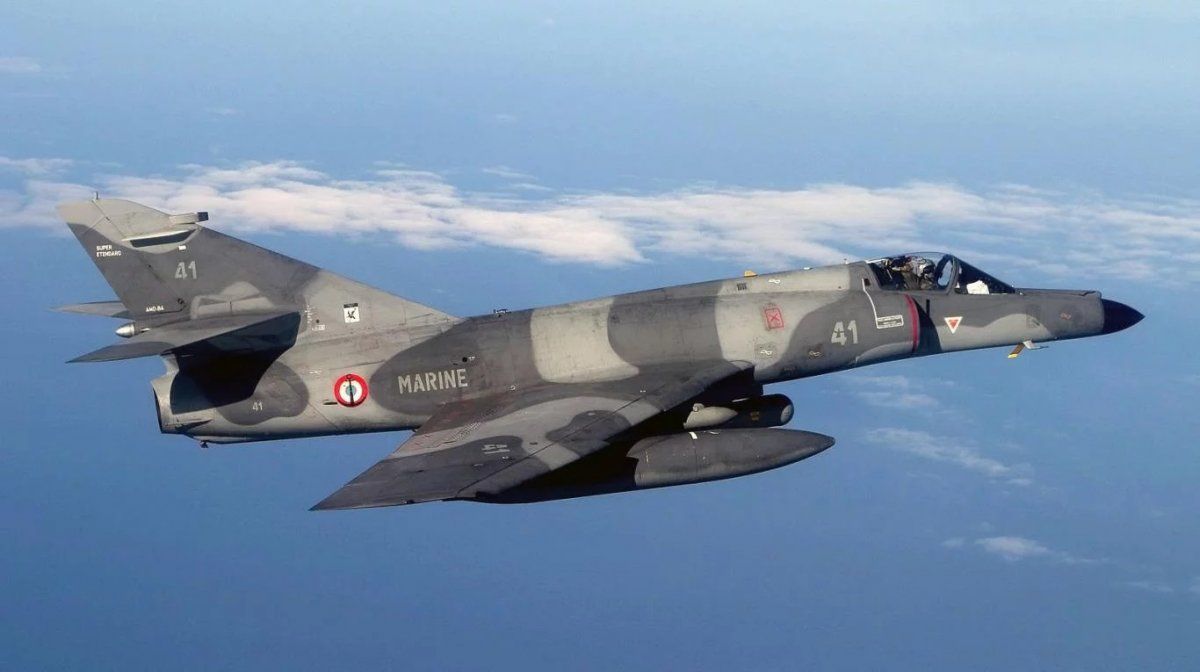 Llegan los cinco aviones de guerra que Argentina le compró a Francia