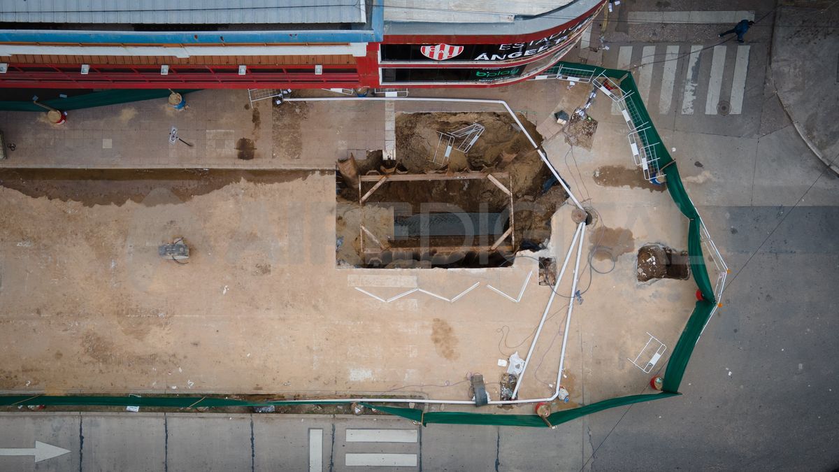 Así se ve desde el aire el socavón en inmediaciones de la cancha de Unión. Así se ve desde el aire el socavón en inmediaciones de la cancha de Unión.