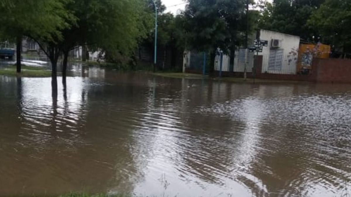 Las calles de los barrios santotomesinos quedaron tapadas por la acumulaci&oacute;n de agua de lluvia.