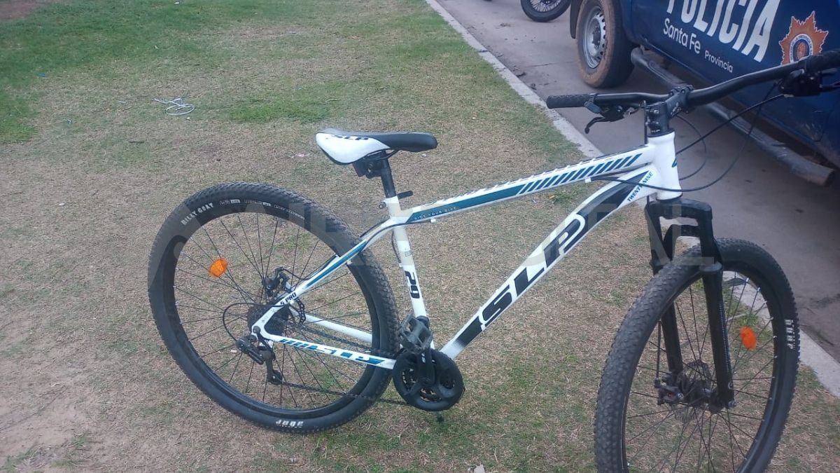 La bicicleta recuperada en la entrega controlada fue devuelta a su dueña. La bicicleta recuperada en la entrega controlada fue devuelta a su dueña.