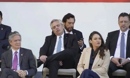 Un medio colombiano fotografió a Alberto Fernández con la cabeza hacia atrás y con una postura como si estuviera completamente dormido. Un medio colombiano fotografió a Alberto Fernández con la cabeza hacia atrás y con una postura como si estuviera completamente dormido.