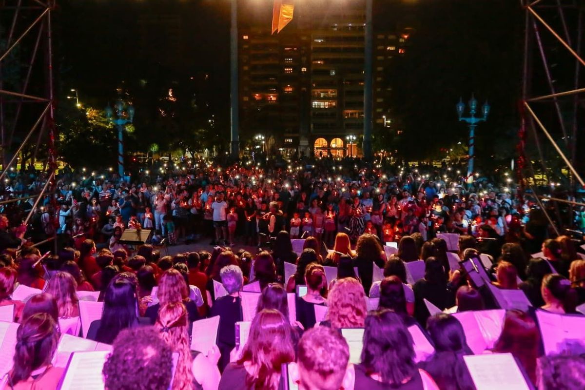 Más de 3 mil personas disfrutaron del concierto Santa Fe Canta la Navidad en la Plaza 25 de Mayo.