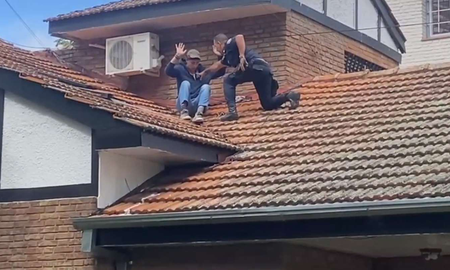 Video: volvió de una fiesta, se quedó dormido en el techo de la casa de un amigo y lo despertó la policía Video: volvió de una fiesta, se quedó dormido en el techo de la casa de un amigo y lo despertó la policía