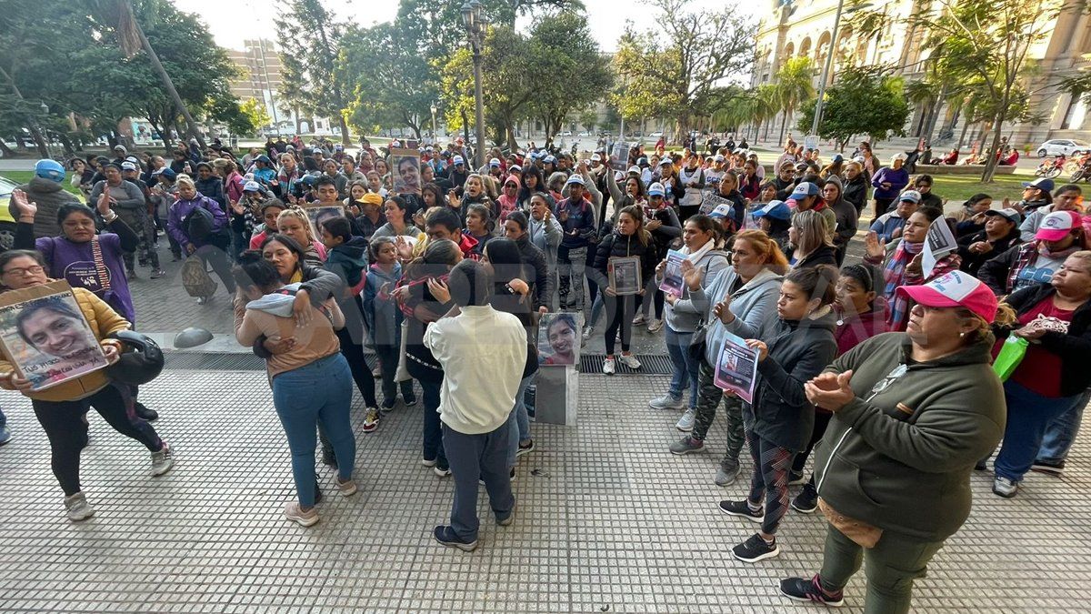 Al momento de la imputación de la pareja y el cuñado de Mónica, allegados de la mujer se movilizaron a Tribunales.