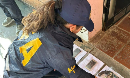 En los allanamientos que se realizaron en Rosario secuestraron armas y teléfonos celulares que serán peritados. En los allanamientos que se realizaron en Rosario secuestraron armas y teléfonos celulares que serán peritados.