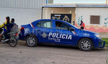 Un patrullero custodia el ingreso y egreso de los alumnos de la escuela Santa Mónica, en barrio San Agustín. Un patrullero custodia el ingreso y egreso de los alumnos de la escuela Santa Mónica, en barrio San Agustín.