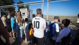 altText(Llegada de Messi al aeropuerto de Sauce Viejo: emoción, mate y radios encendidas)}
