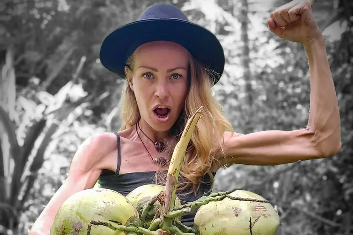 La influencer vegana, quien llevaba años alimentándose de fruta y jugos naturales, murió por agotamiento. La influencer vegana, quien llevaba años alimentándose de fruta y jugos naturales, murió por agotamiento.