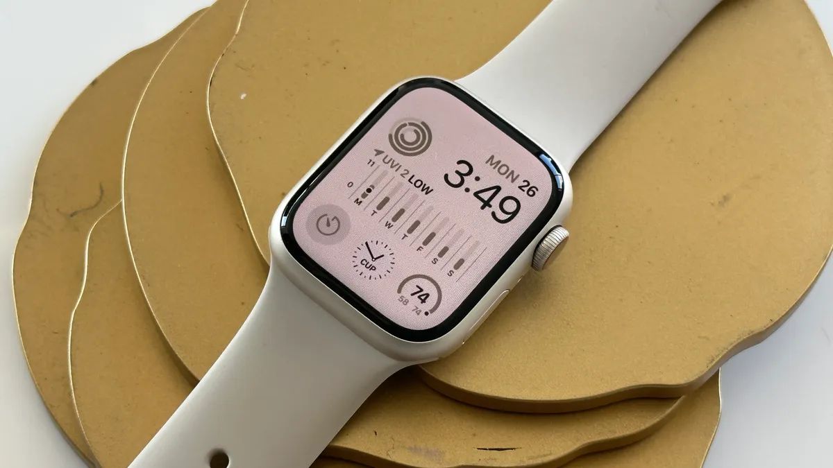 El diseño elegante y personalizable del Apple Watch, con una variedad de cajas y correas, permite a los usuarios adaptar el reloj a su estilo individual.
