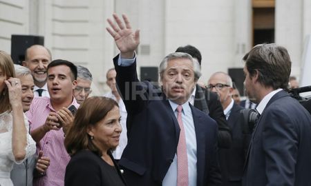 El presidente Alberto Fernández acompañó al nuevo gobernador de Santa Fe, Omar Perotti, en su asunción El presidente Alberto Fernández acompañó al nuevo gobernador de Santa Fe, Omar Perotti, en su asunción