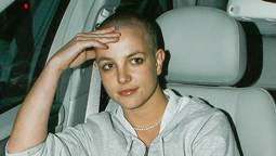 Esta icónica imagen de Britney Spears captura el momento exacto en que el sistema nervioso, desbordado por una presión insostenible, activa una respuesta de supervivencia frente al mundo. Como explica la Dra. Alicia Álvarez.