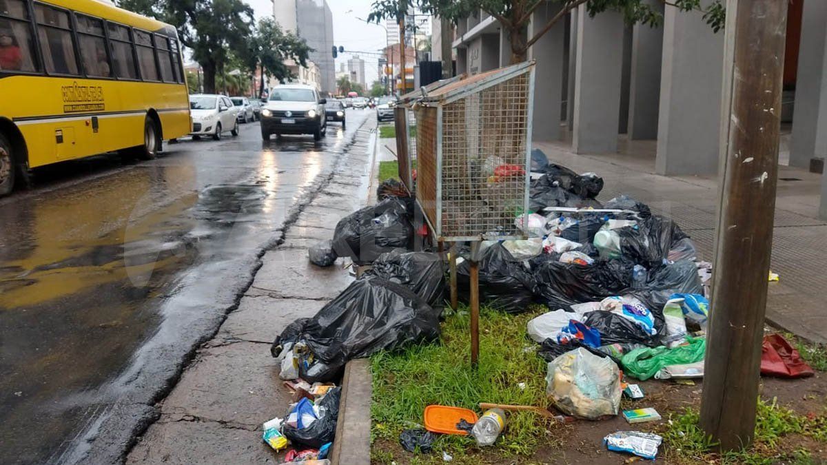 Hasta la mañana de este martes, la vereda de la cuadra ubicada en Pedro Vittori al 3500, a metros de bulevar, se había convertido en un mini basural a cielo abierto.