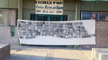 Colgaron otra bandera en una escuela de Rosario: ya son seis mensajes amenazantes en cuatro días