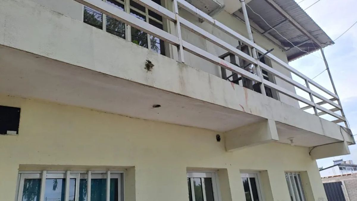 El delincuente de 23 años falleció este domingo por la madrugada tras intentar robar en un departamento del barrio Lorenzón en la ciudad de Reconquista. El delincuente de 23 años falleció este domingo por la madrugada tras intentar robar en un departamento del barrio Lorenzón en la ciudad de Reconquista.