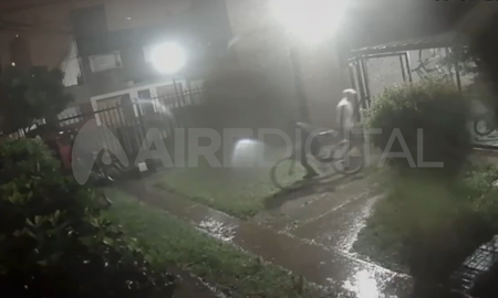 Captura del video del robo piraña en el barrio General Alvear Captura del video del robo piraña en el barrio General Alvear