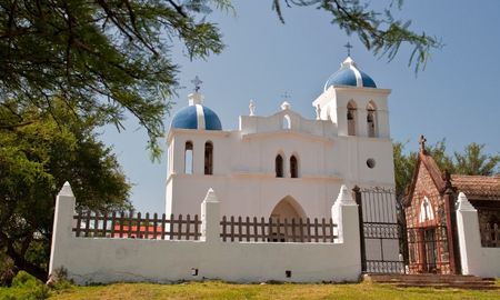 Este pintoresco pueblo se encuentra escondido a orillas del río Copacabana y entre paisajes serranos. Este pintoresco pueblo se encuentra escondido a orillas del río Copacabana y entre paisajes serranos.