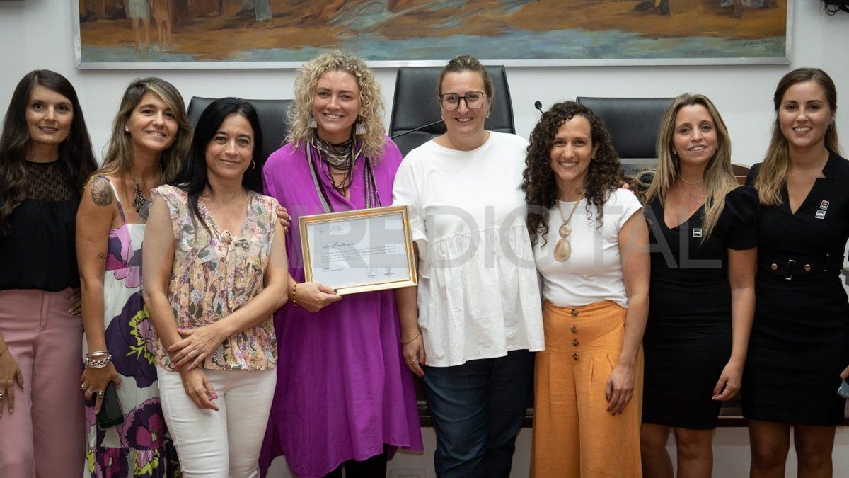 El equipo de AIRE de San Fe junto a la concejala Laura Mondino impulsora de la iniciativa.