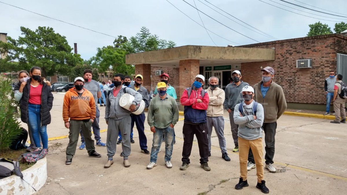 Los excarreros fueron incorporados a un programa de inclusión de empleo y realizan tareas de mantenimiento en la necrópolis local